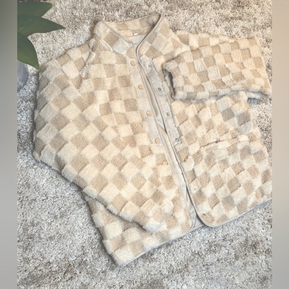 NWOT Checkered Sherpa Jacket Women’s Oversized Fleece White Tan Checker Coat - Picture 9 of 14